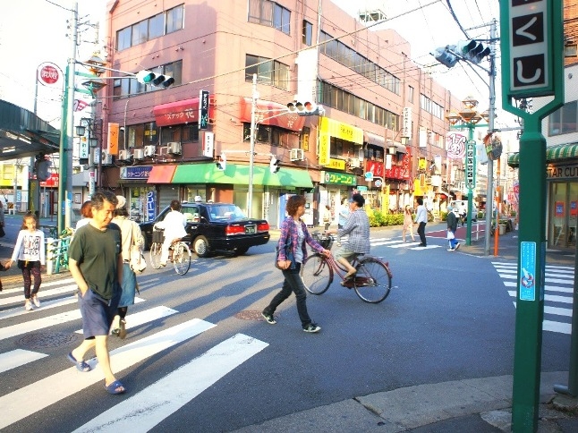 新井薬師前駅前の商店街には、お弁当屋さんなど学生さんに人気のお店がちらほら。