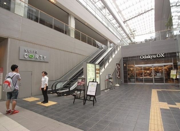 成城学園前駅に併設された駅ビル。スーパーだけでなくカフェやパン屋も入っている