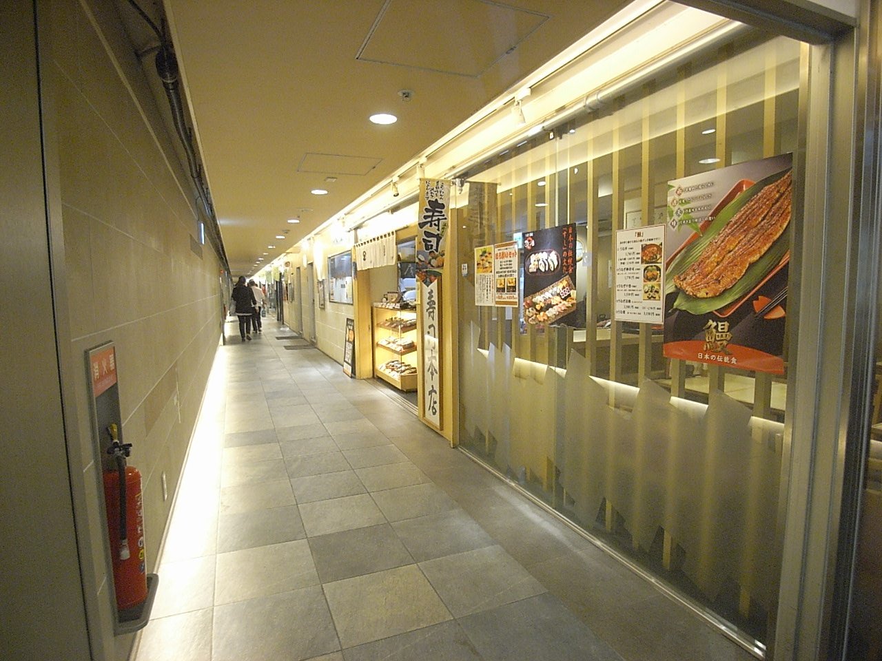 名古屋駅地下にある“うまいもん通り”は名古屋の名産物が揃う飲食店街です。