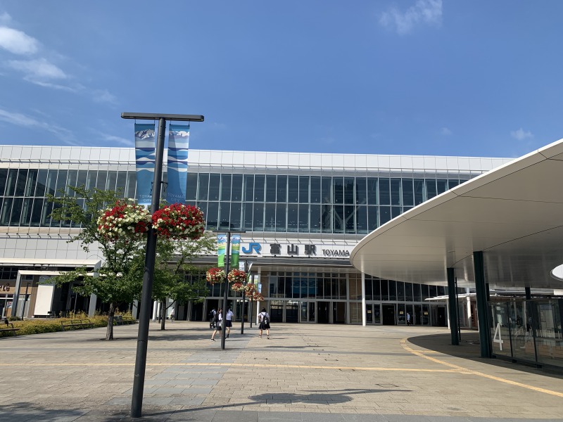 新幹線が停まるターミナル駅です。駅前にはショッピングモールがあります。富山大学前からは直通のバスが出ています。